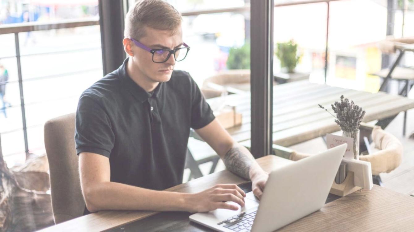 Studente che segue masterclass online sulla previsione budgetaria dal proprio computer