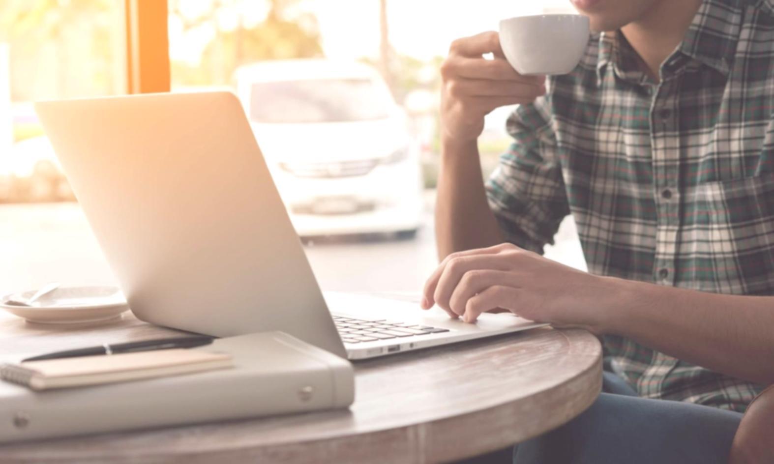 Studente al computer che revisiona documenti finanziari
